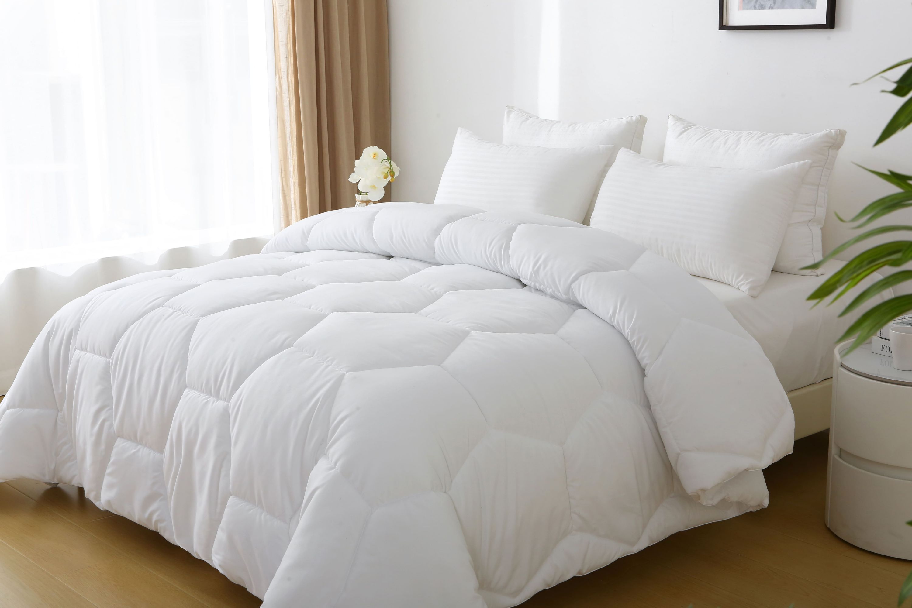 Better Style Home Microfiber Winter Comforter Insert Twin Size in White