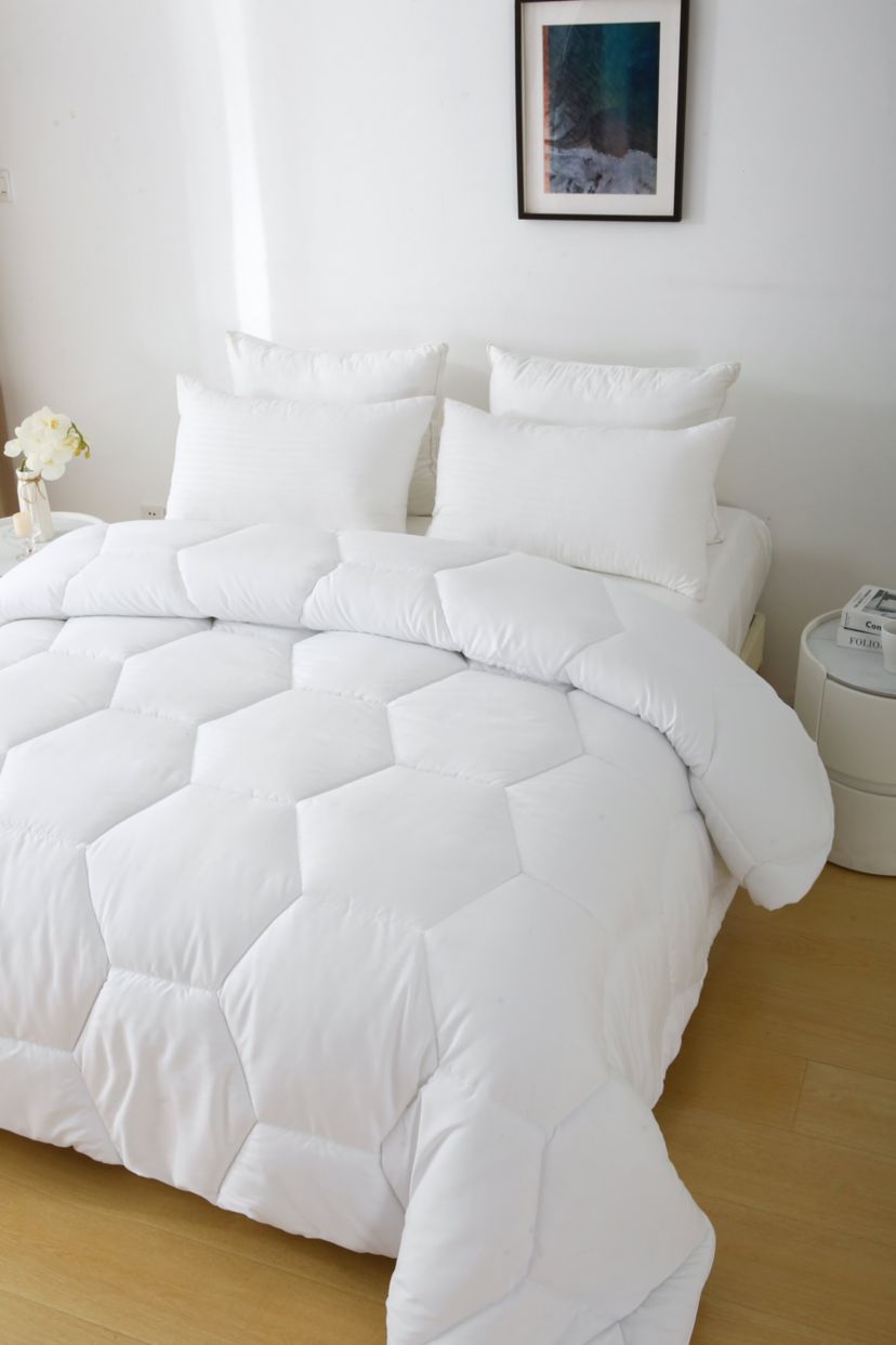 Better Style Home Microfiber Winter Comforter Insert Twin Size in White