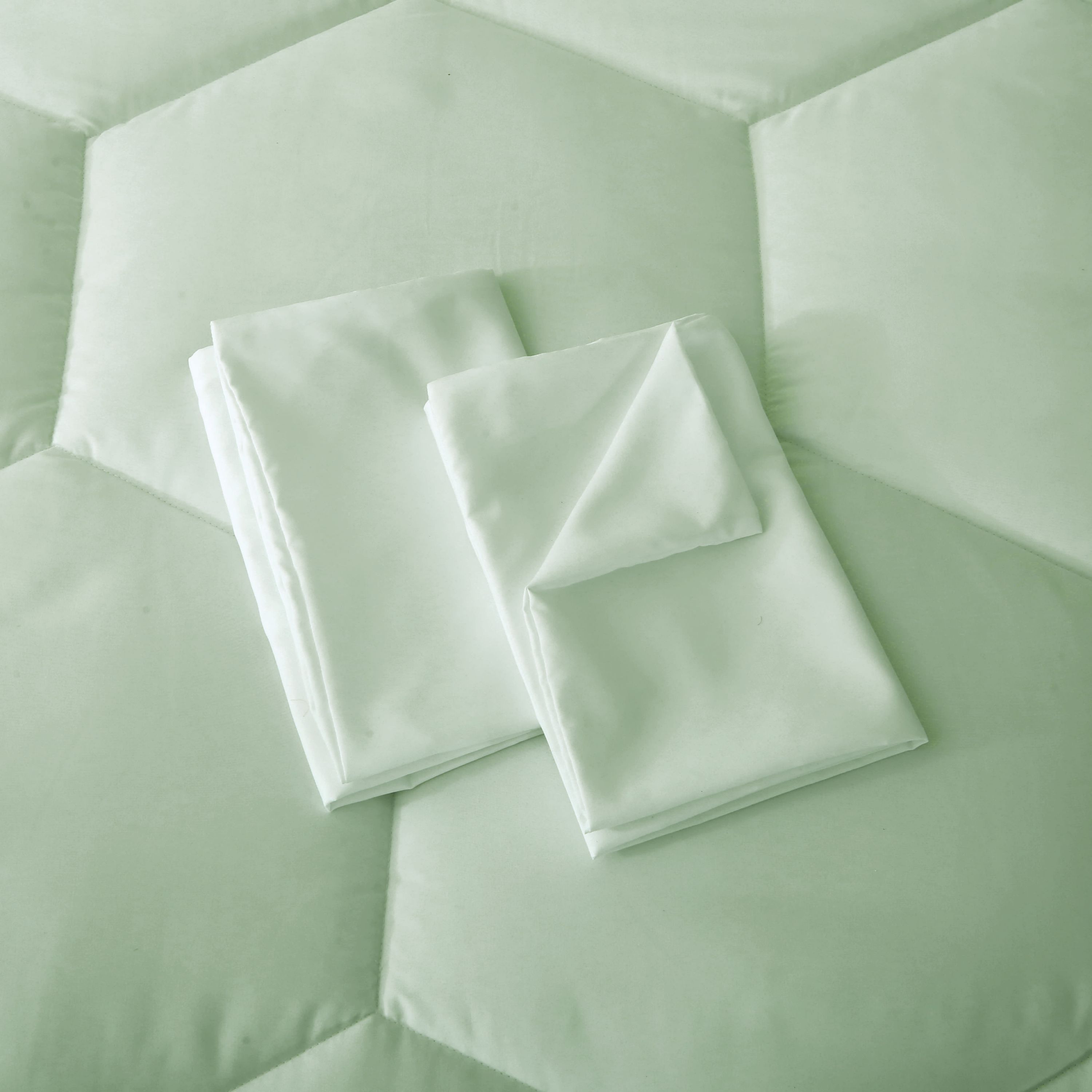 Better Style Home Oversized Microfiber Honeycomb Comforter Sets King Size in White