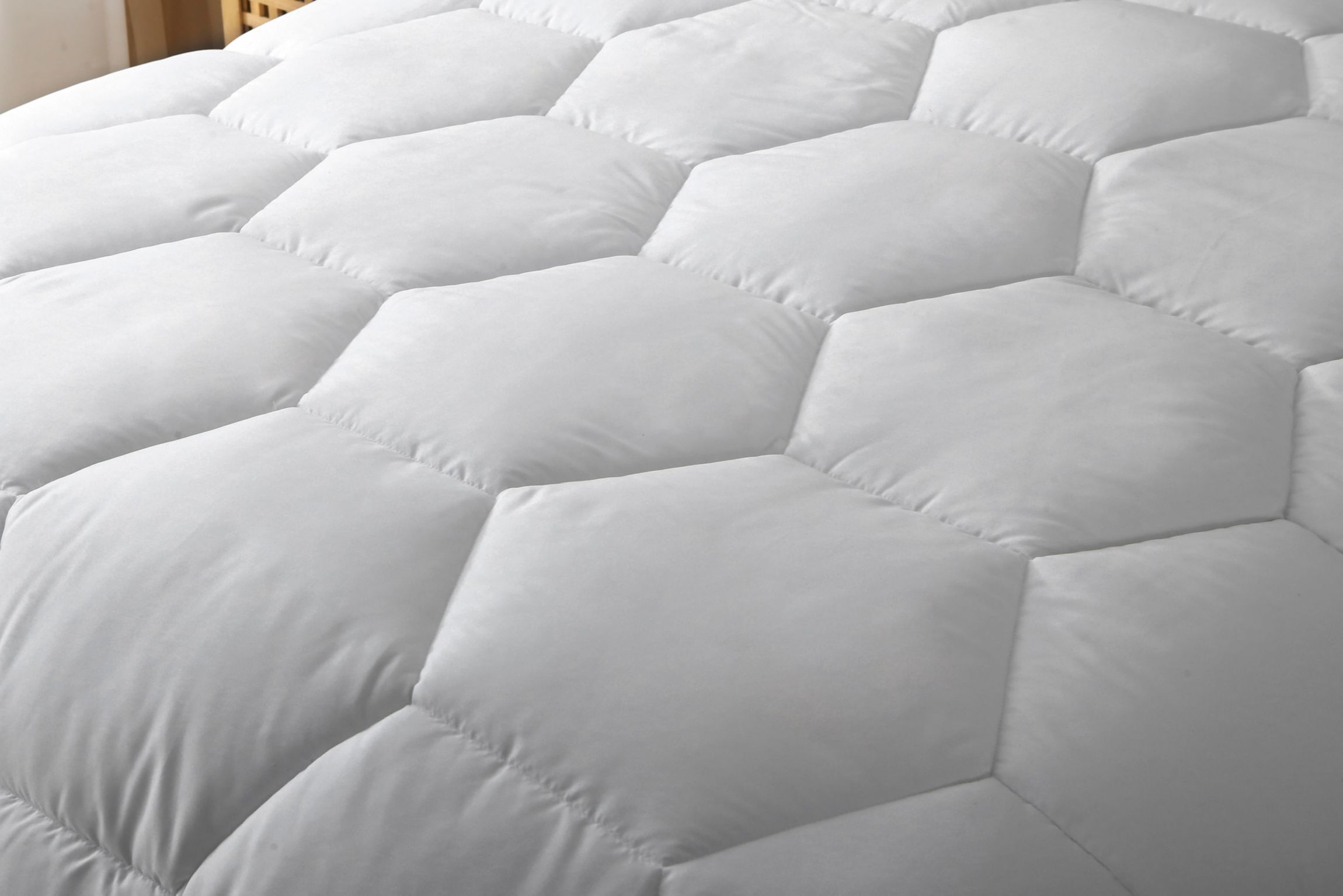 Better Style Home Oversized Microfiber Honeycomb Comforter Insert Queen Size in Dewkist