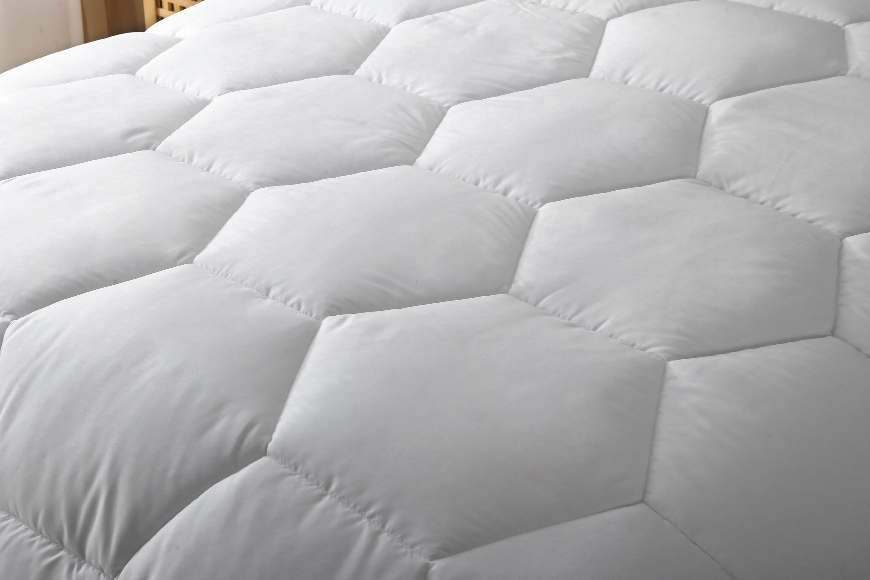 Better Style Home Oversized Microfiber Honeycomb Comforter Insert Queen Size in Dewkist