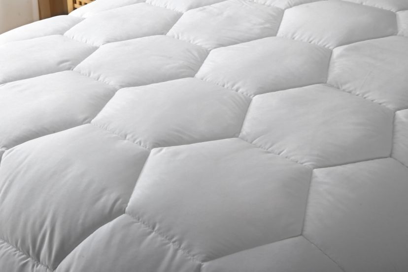 Better Style Home Oversized Microfiber Honeycomb Comforter Insert Queen Size in Dewkist