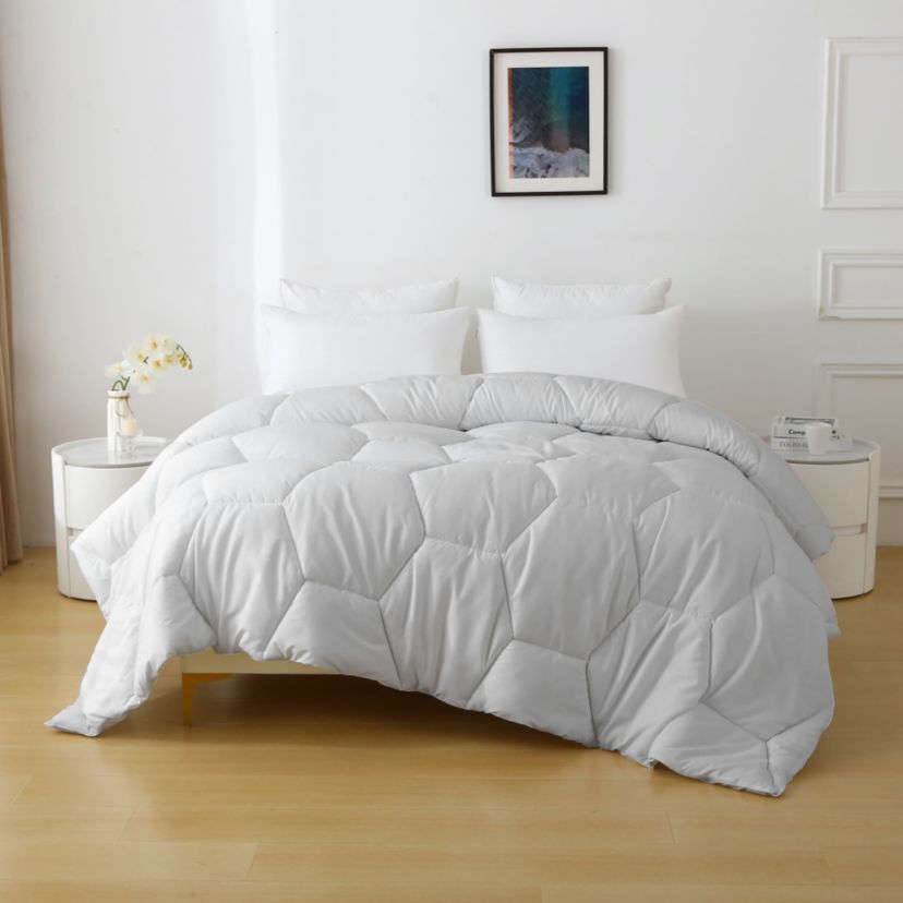 Better Style Home Oversized Microfiber Honeycomb Comforter Insert Queen Size in Dewkist