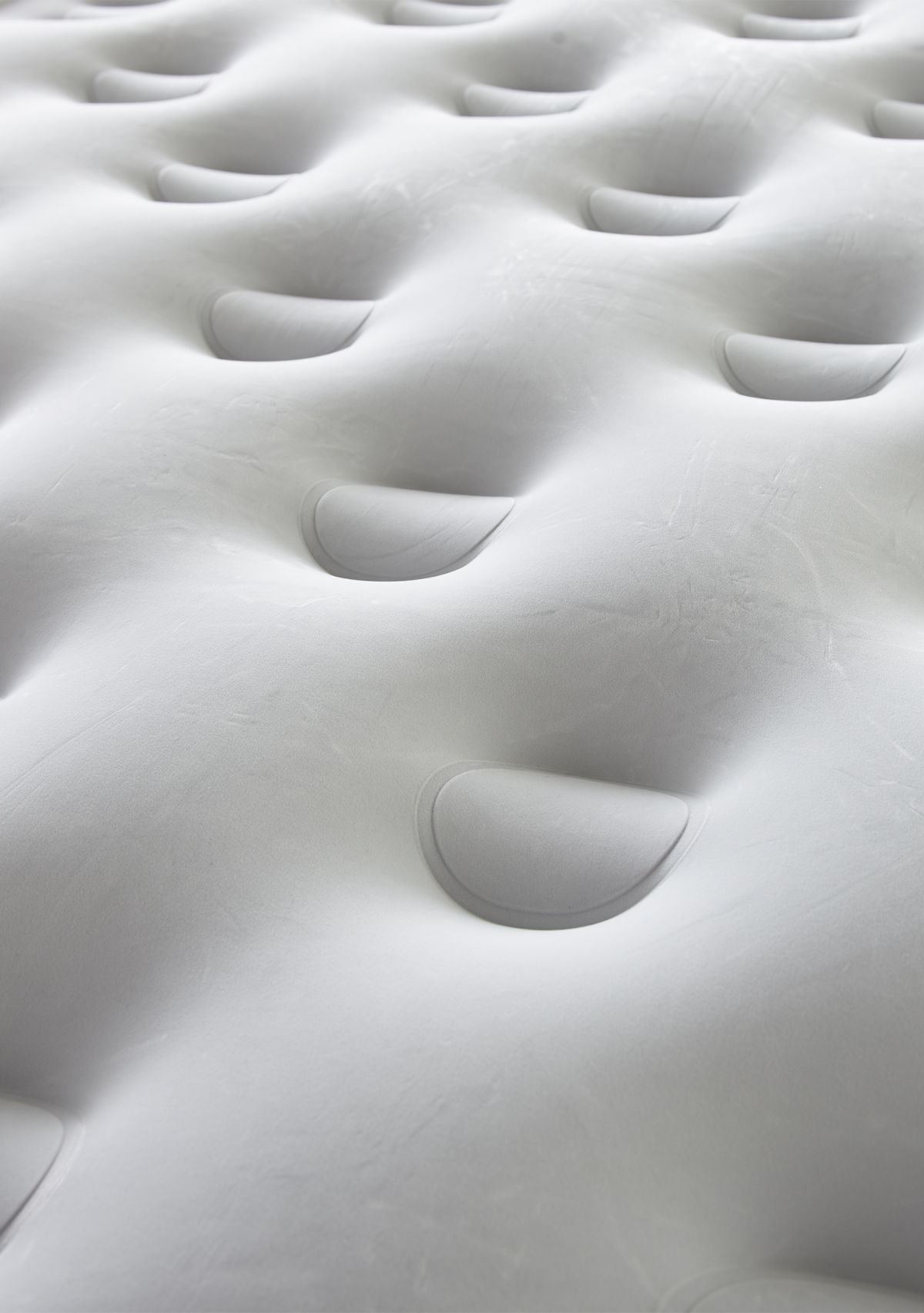 Beautyrest Skyrise Air Mattress with Coil Beam Construction, Edge Support with External Pump and Puncture Resistant Vinyl