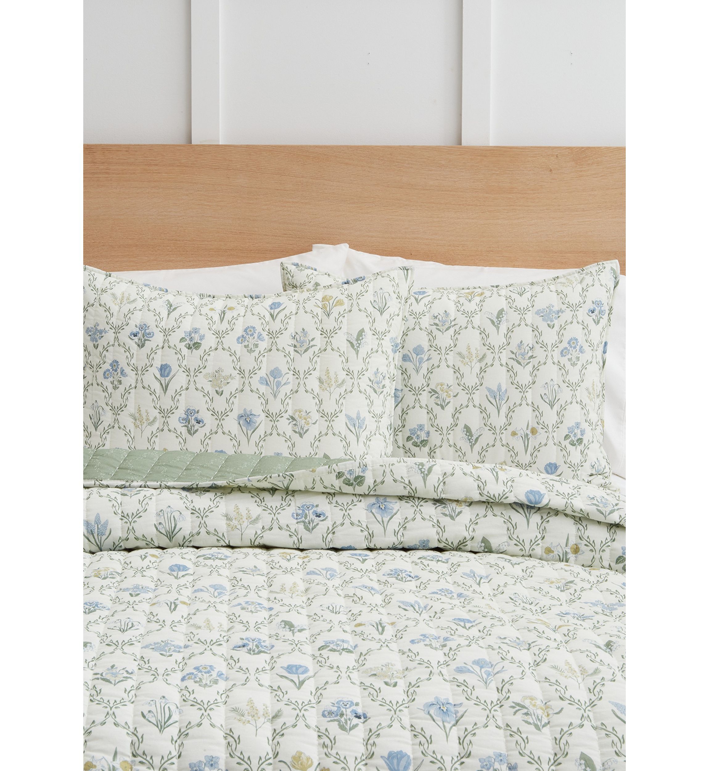 Floral Lattice Quilt Set