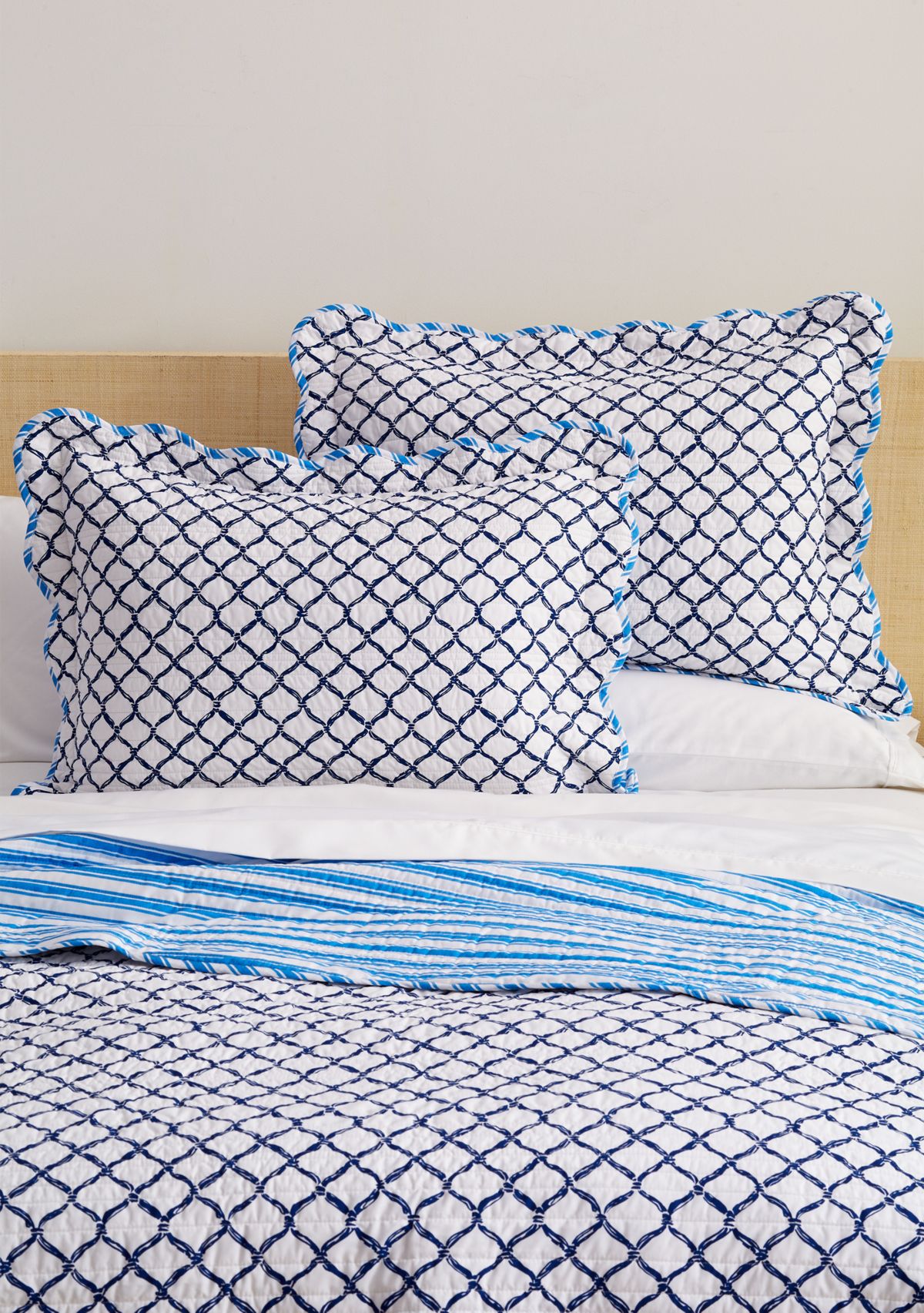 3 Piece Scallop Trim Quilt Set