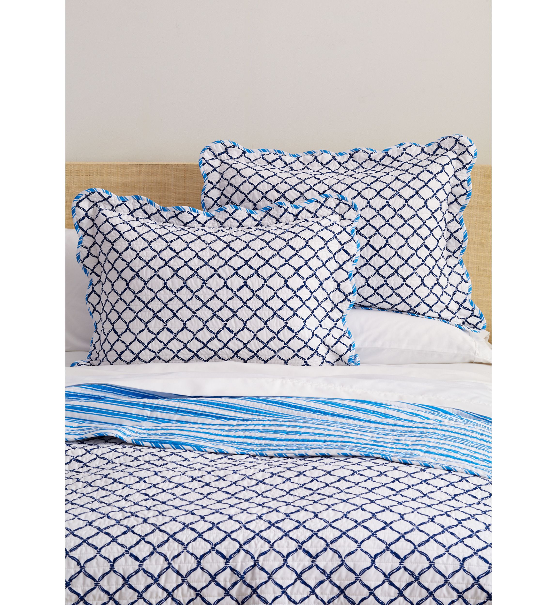 3 Piece Scallop Trim Quilt Set