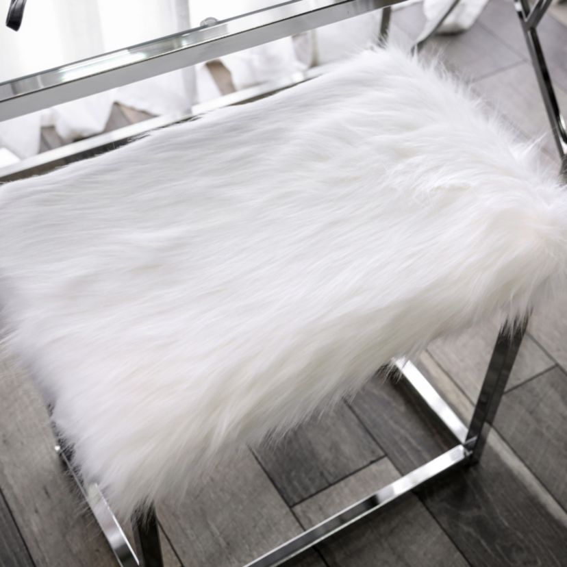 Vruni Vanity with Stool