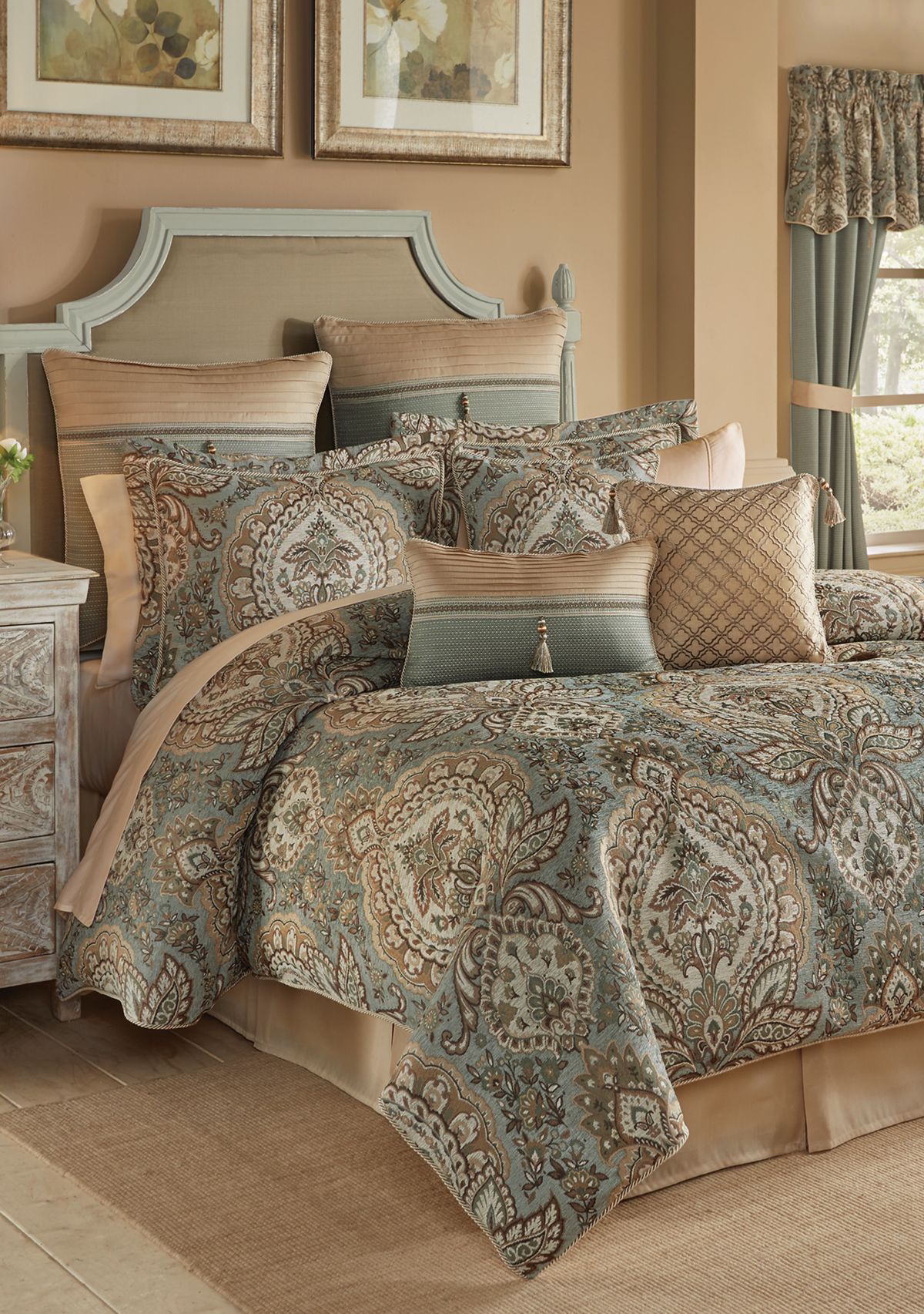 Rea Comforter Set