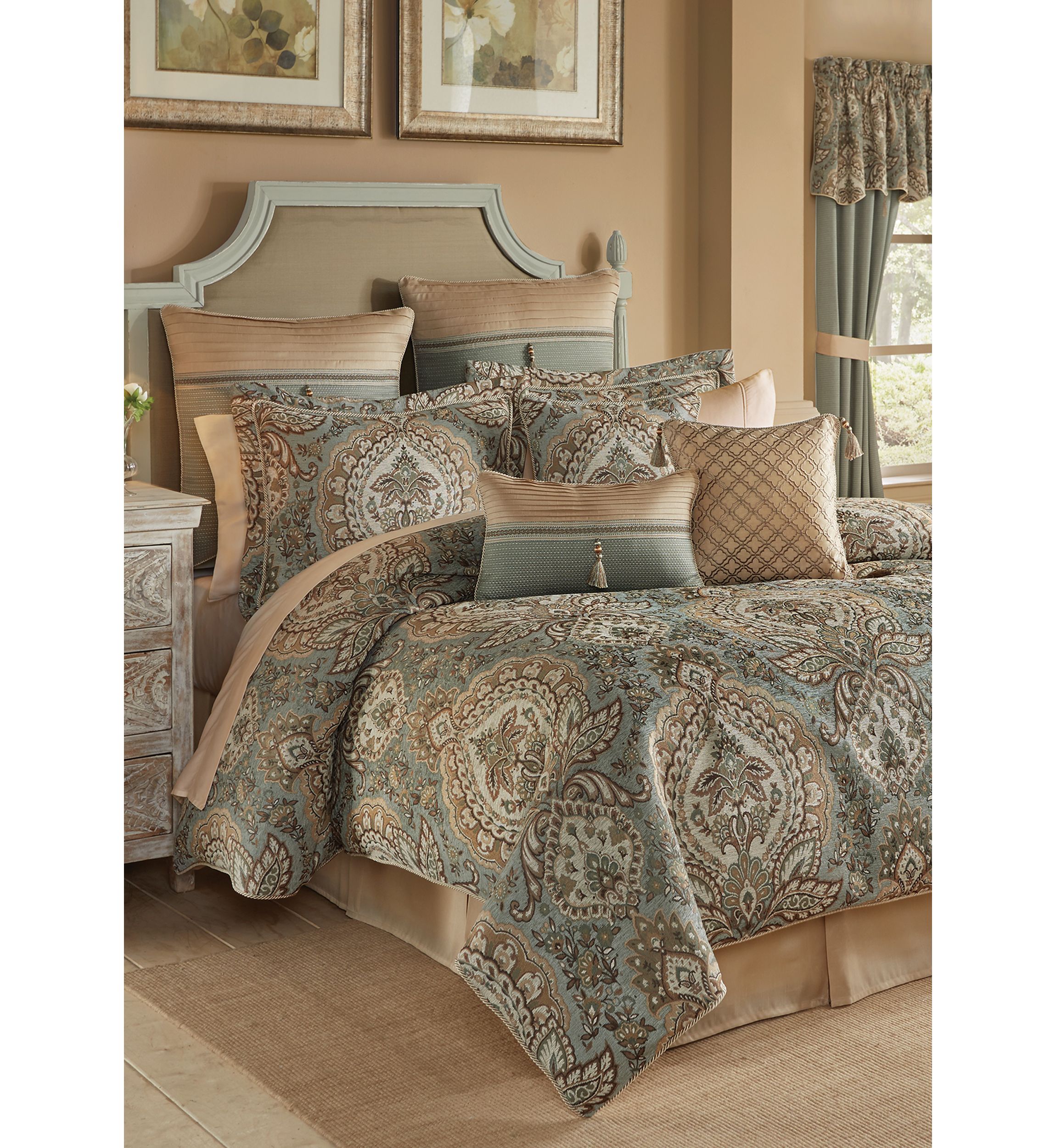 Rea Comforter Set