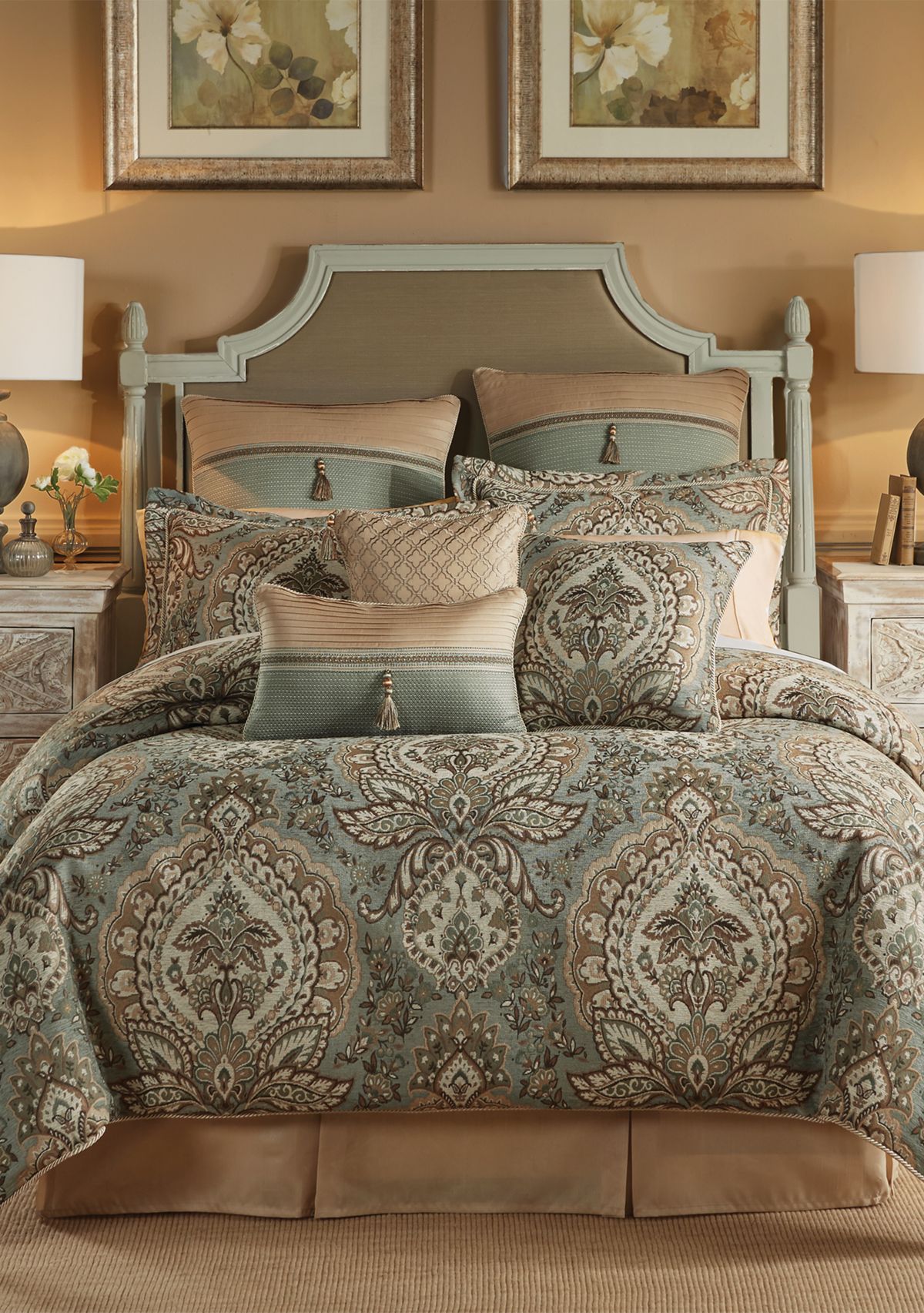 Rea Comforter Set