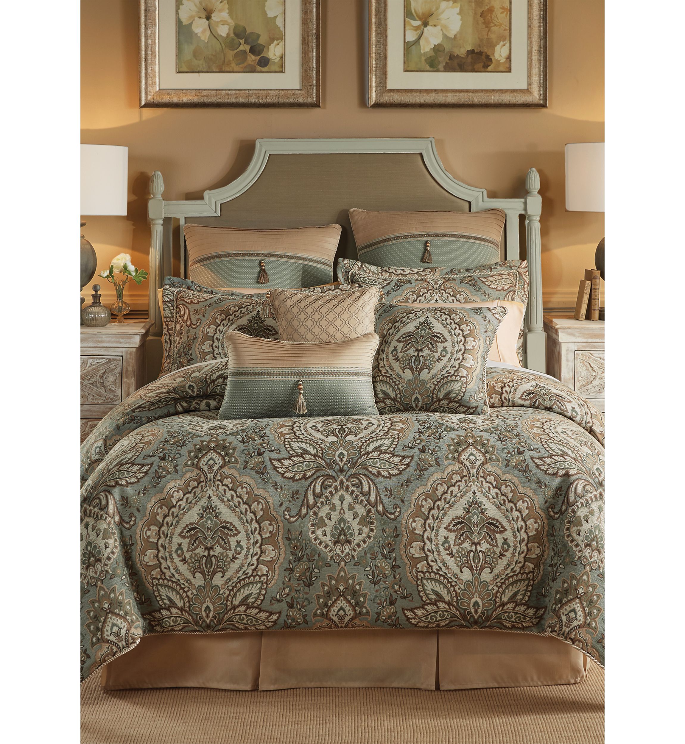 Rea Comforter Set