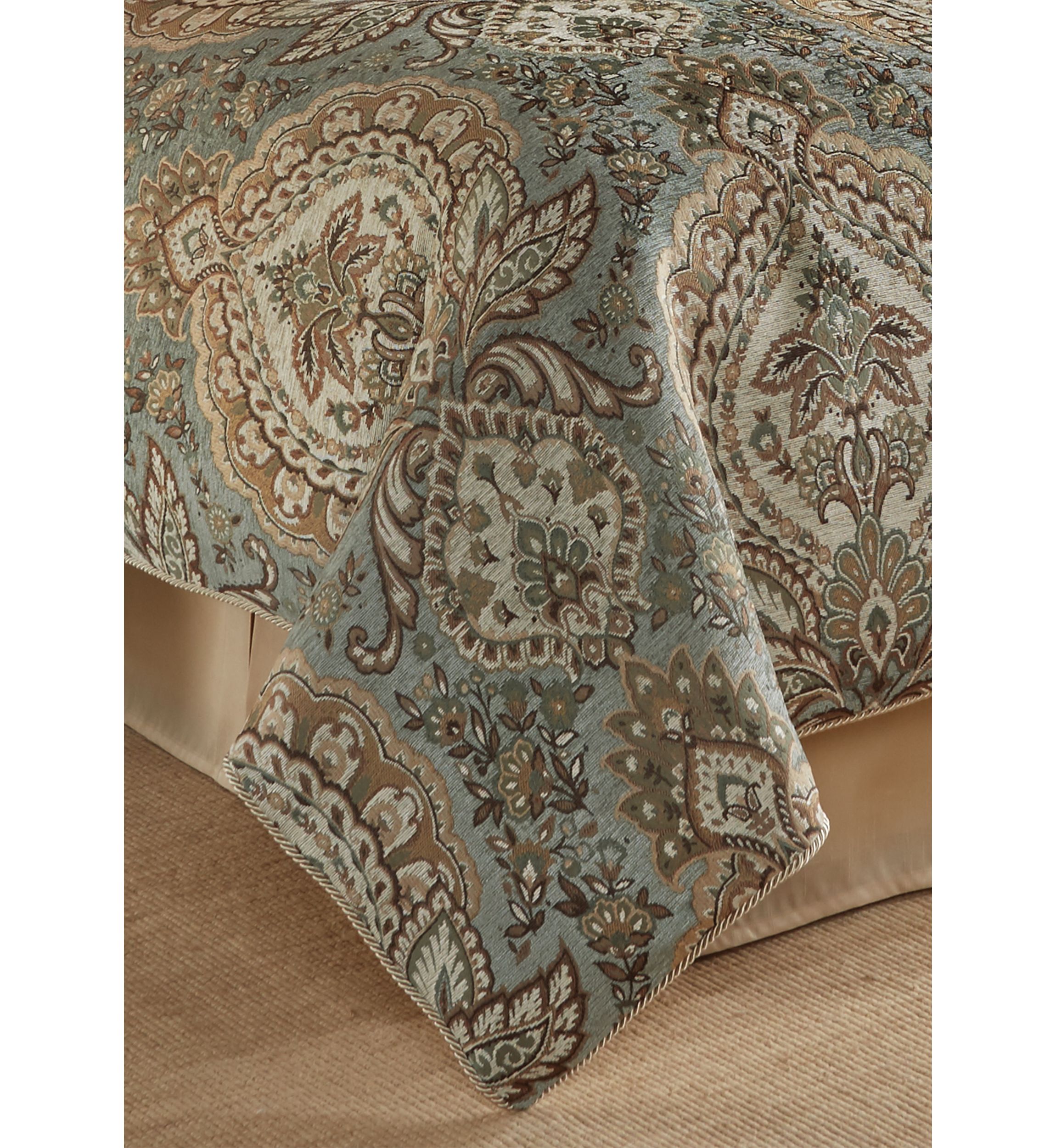 Rea Comforter Set