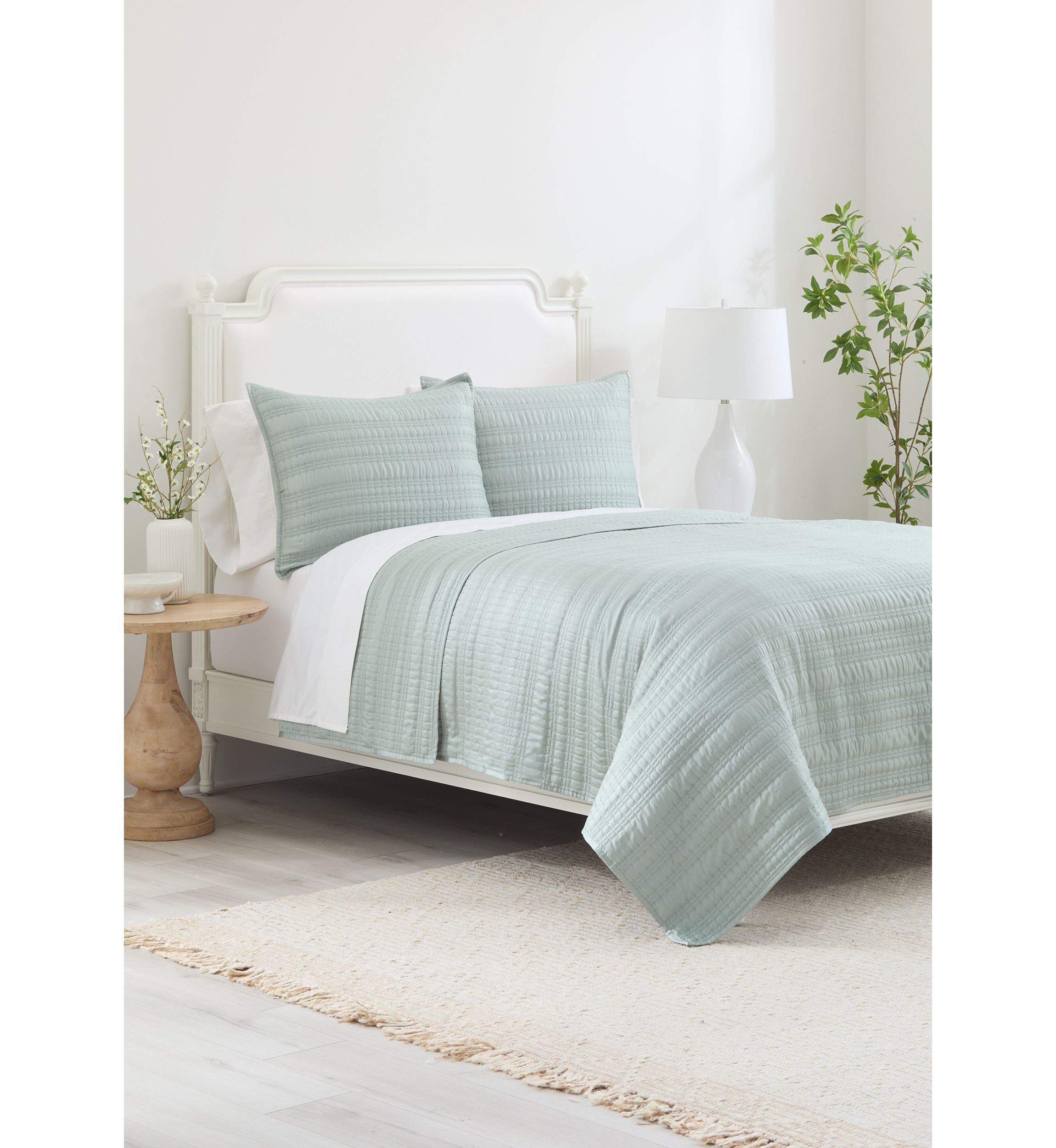 Solid Stitch 3-Piece Quilt Set