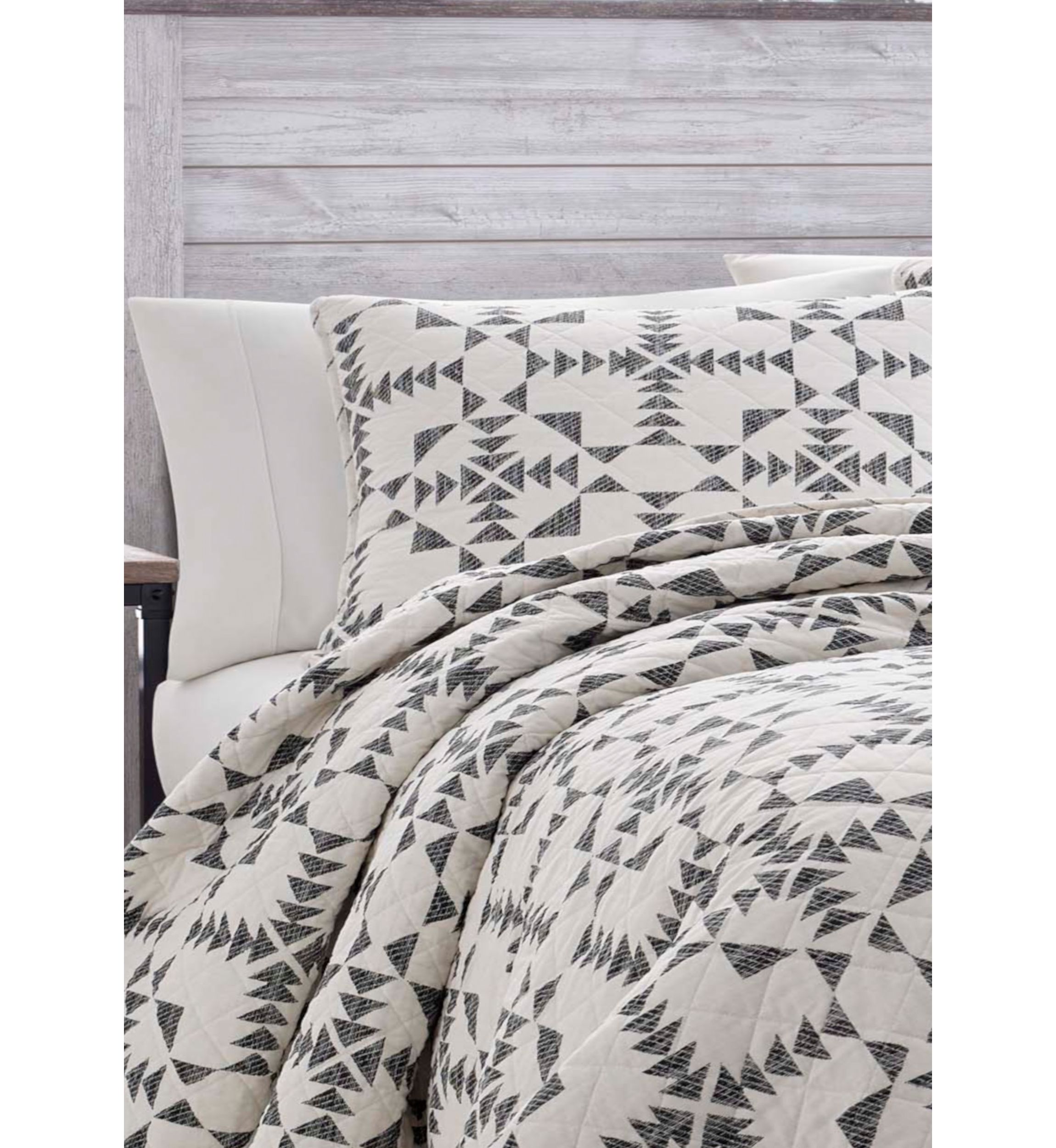 Arrowhead Reversible Quilt Set