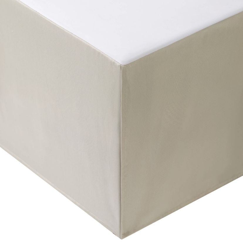 The large scale woven damask with an hourglass design provides a stunning update to your bedroom. The ivory and platinum four piece set includes a comforter with matching pillow shams and center pleat bedskirt.