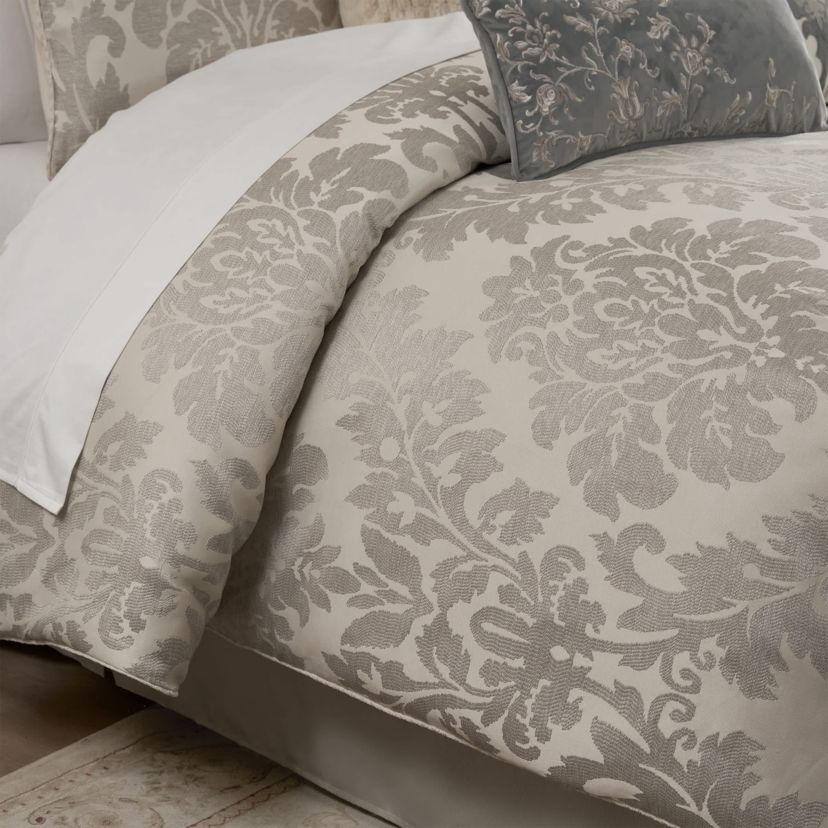 The large scale woven damask with an hourglass design provides a stunning update to your bedroom. The ivory and platinum four piece set includes a comforter with matching pillow shams and center pleat bedskirt.