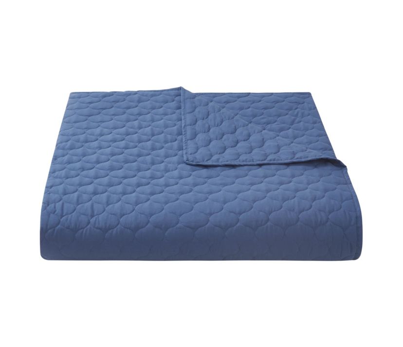Brighten your bedroom with the Zinnia Blue 5pc Comforter and Quilt Set. Featuring a vibrant red floral print with a reversible blue quilt, this set includes a comforter, quilt, 2 shams, and a decorative pillow—perfect for bold style and cozy, layered comfort year-round.